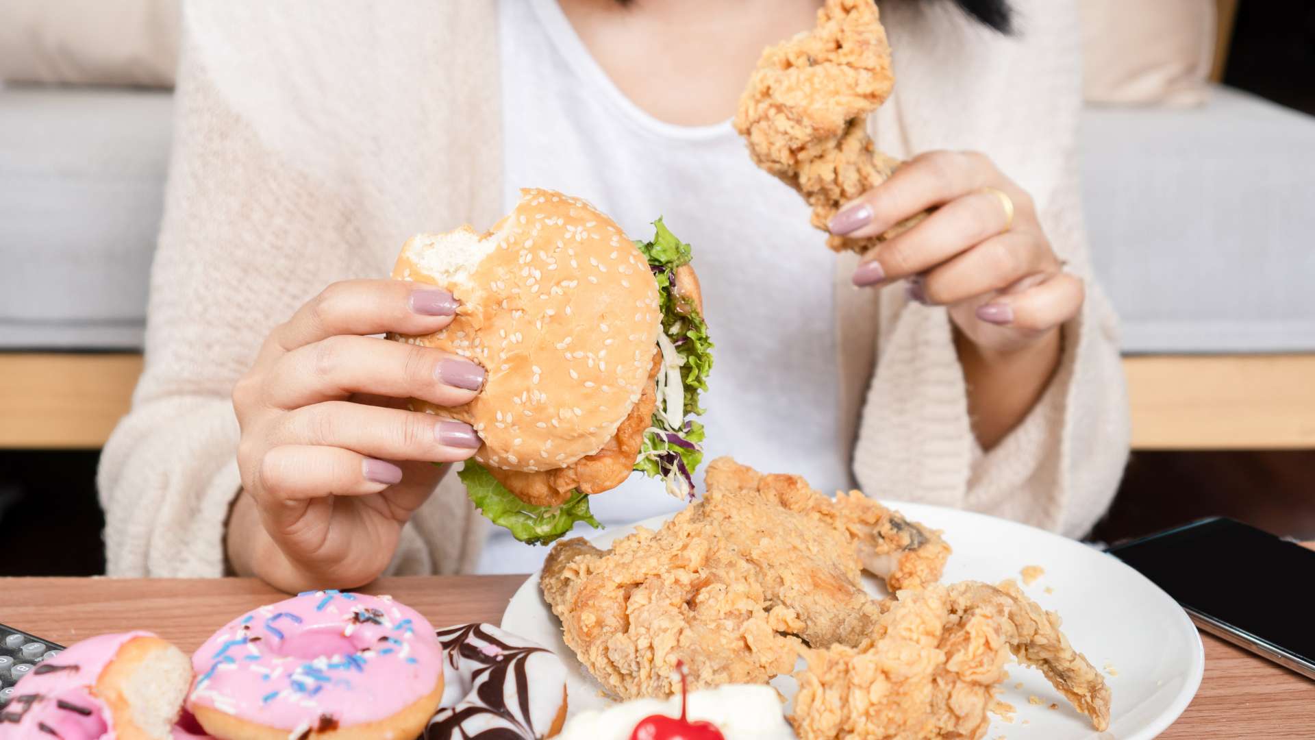 Binge Eating Disorder Signs and Symptoms Woman Over Toilet Eating Disorder Solutions