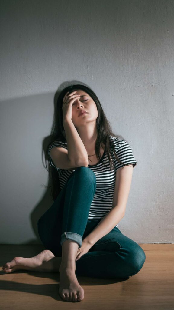 Infographic listing signs and symptoms of bipolar disorder type 1 including mood episodes and behavioral changes
