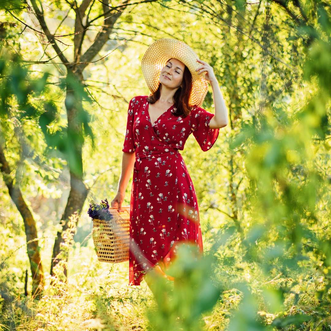 Infographic showing benefits of ecotherapy for eating disorder recovery including emotional regulation, stress reduction, and body reconnection