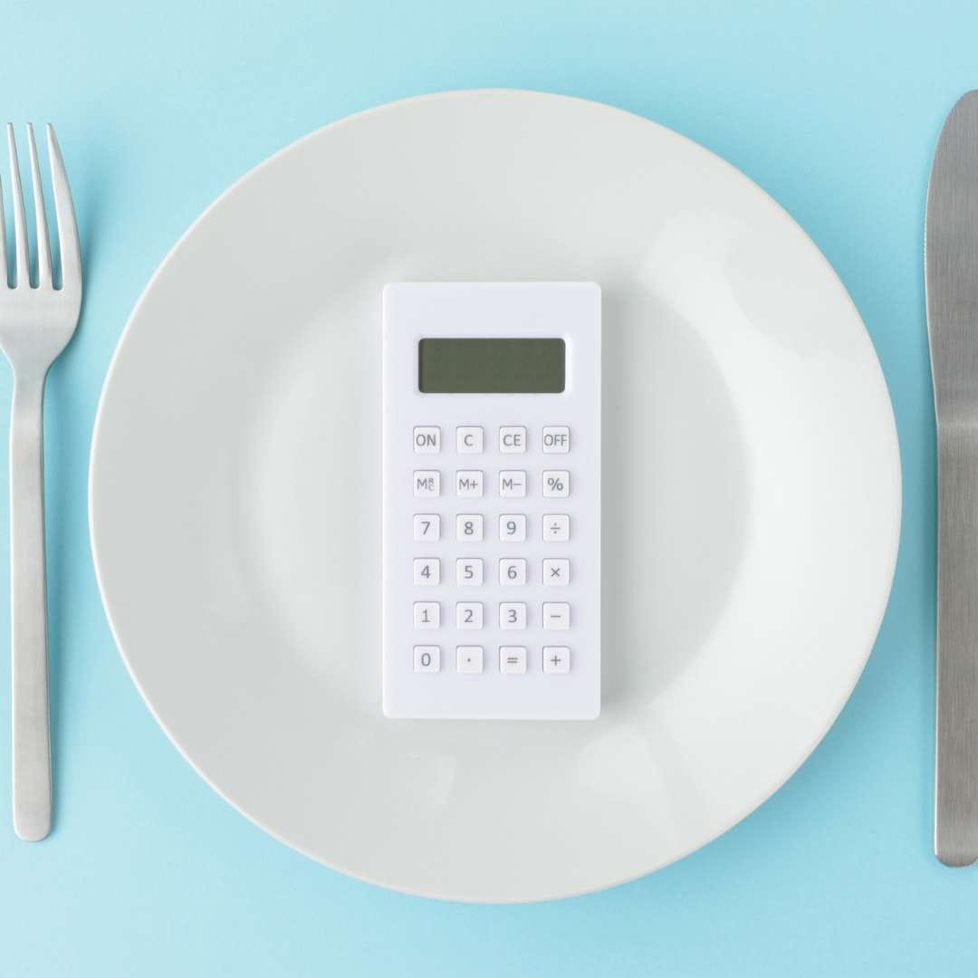 Infographic showing effects of caloric restriction and food control on eating disorder symptoms and recovery